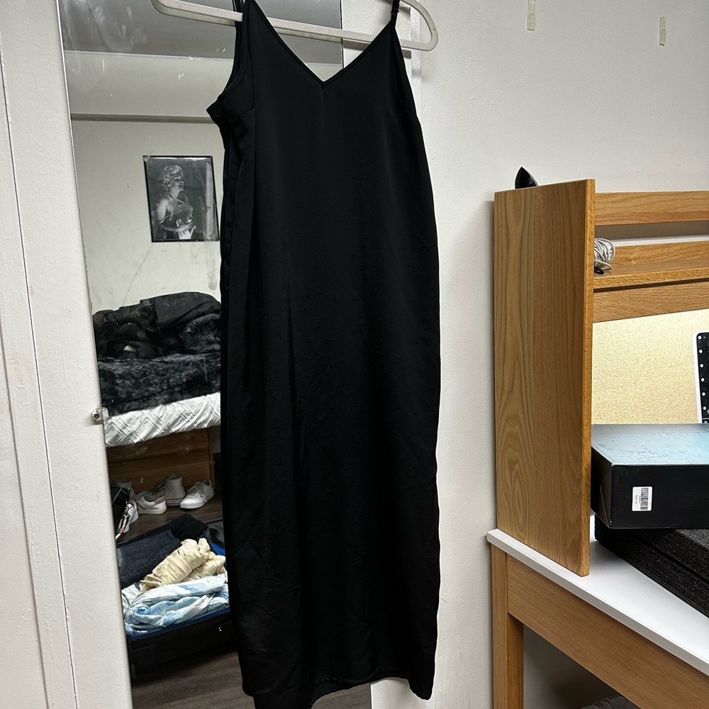 Maxi silk dress with adjustable spaghetti straps and slit in the side.